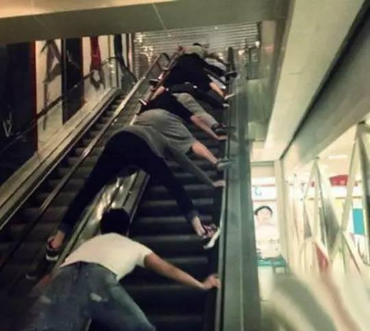 电梯吃瓜配音,揭秘都市生活百态  第3张