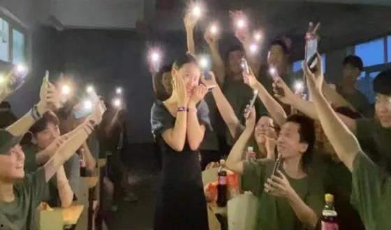 学校表演跳舞吃瓜  第2张