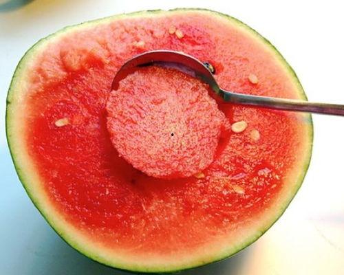 用挖瓜勺吃哈密瓜,尽享哈密瓜的甘甜滋味  第3张