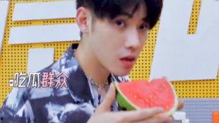 看帅哥吃瓜视频,看帅哥吃瓜，解锁夏日清凉新姿势  第1张