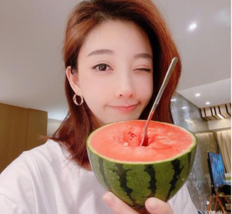 粉丝拥抱吃瓜,一场明星与粉丝的甜蜜互动 第2张 粉丝拥抱吃瓜,一场明星与粉丝的甜蜜互动 第2张