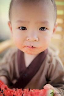 小孩吃瓜的图片,小宝贝欢乐吃瓜瞬间  第1张