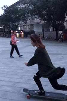 直播滑板女孩吃瓜,趣味横生瞬间走红网络 第2张 直播滑板女孩吃瓜,趣味横生瞬间走红网络 第2张