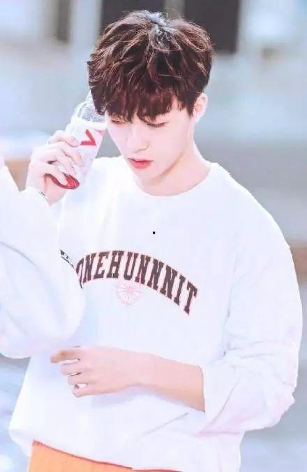 陈立农吃瓜照片 第1张 陈立农吃瓜照片 第1张