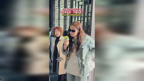 女孩在场边吃瓜 第2张 女孩在场边吃瓜 第2张