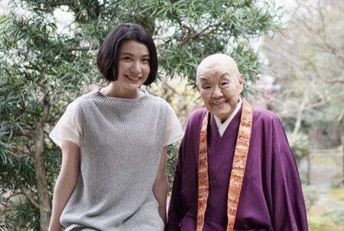 吃瓜博主袈裟图片,揭秘博主袈裟背后的故事  第2张