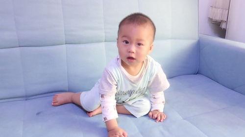 妈妈吃瓜姐姐弟弟,一家人的温馨日常