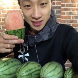 吃瓜中间的视频,视频中的趣味瞬间